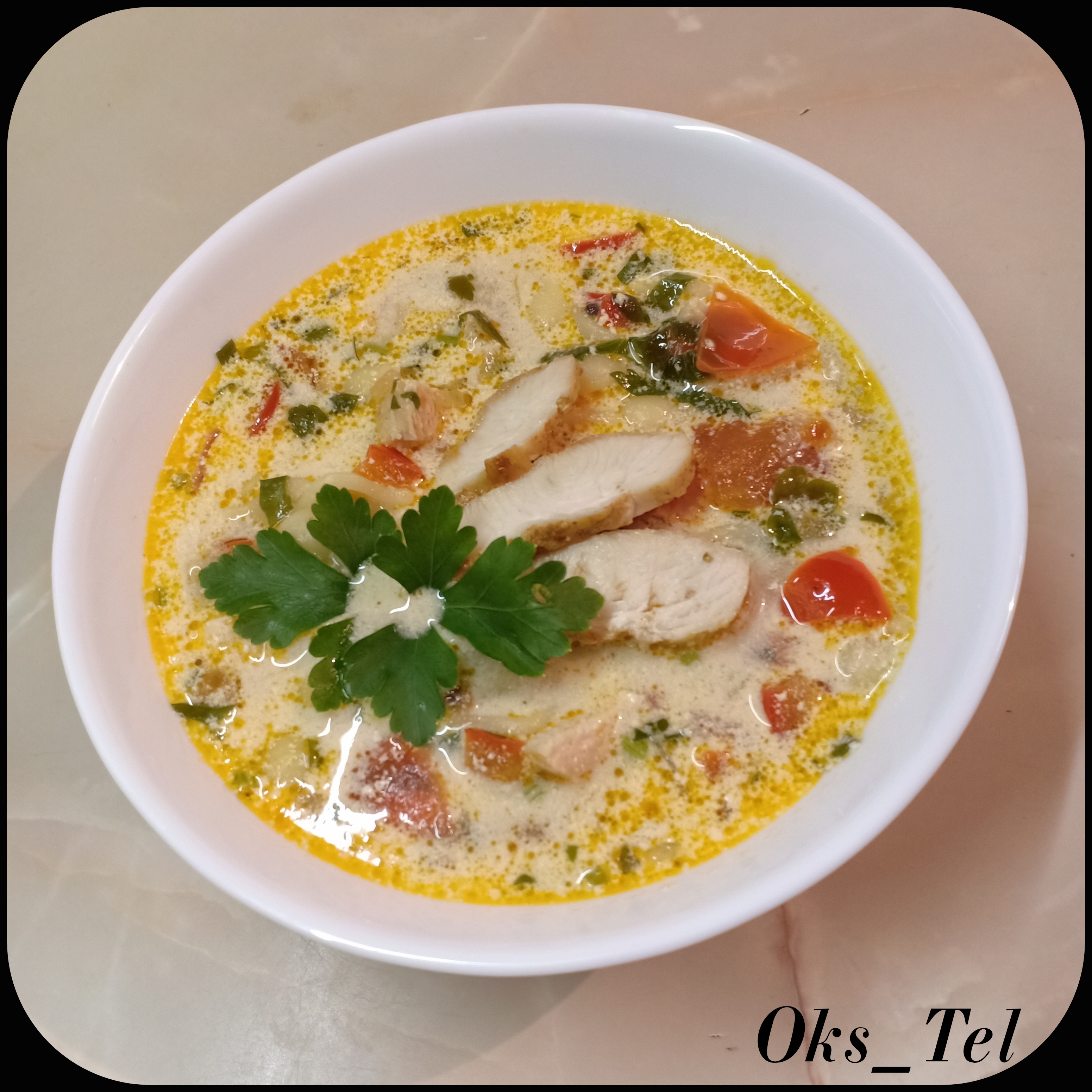 Сливочный суп с курицей и макаронами