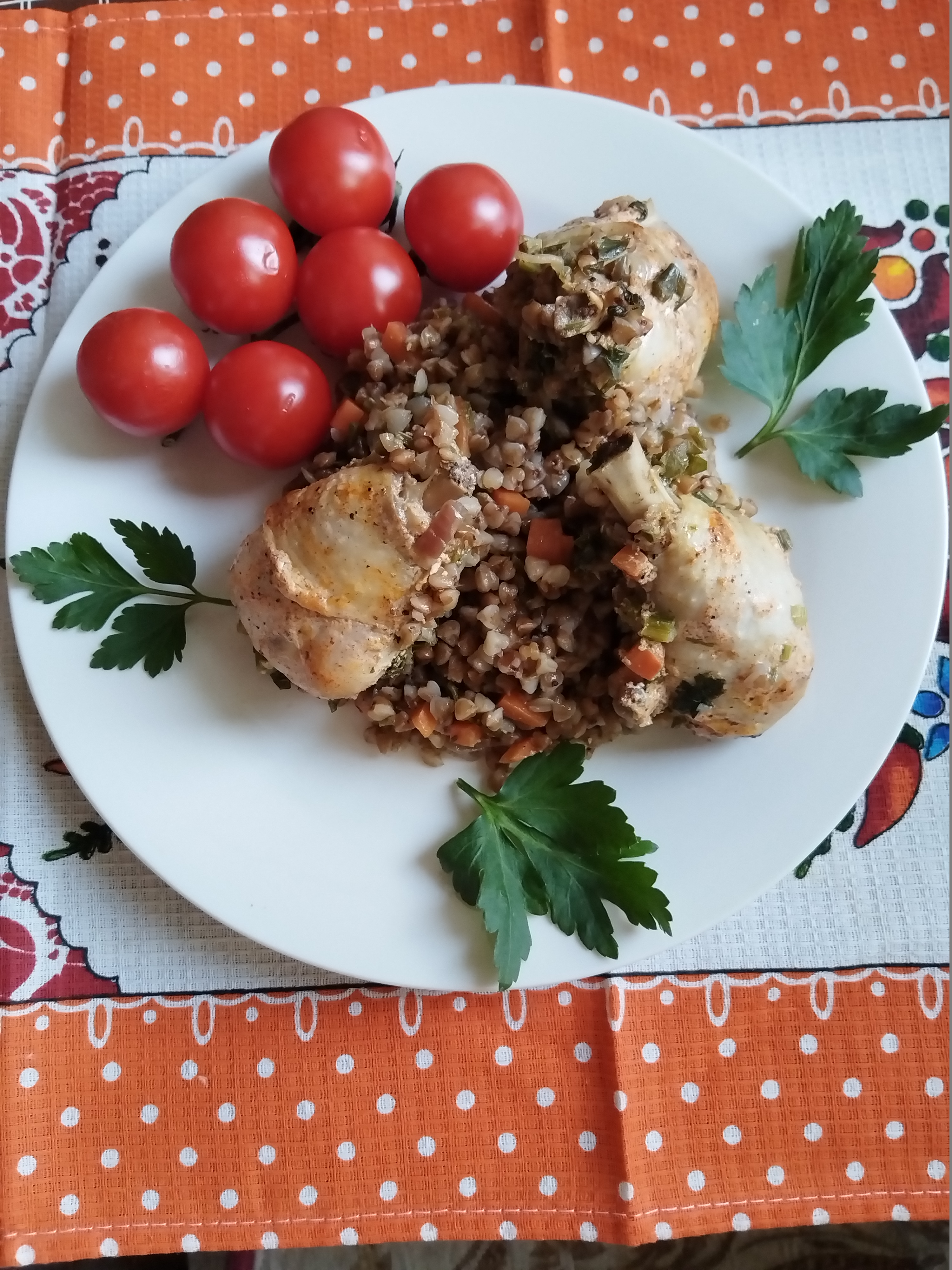 Томлёная гречка с курицей и овощами