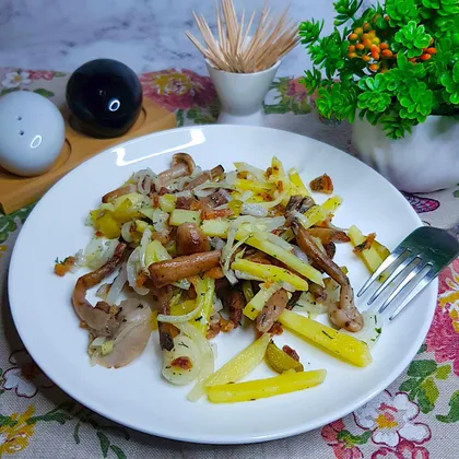 Тёплый салат с беконом, картофелем и маринованным луком