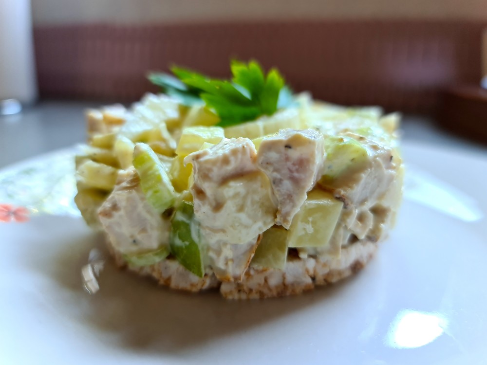 Легкий салат с яблоком и сельдереем