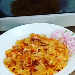 Капуста жареная с сосисками и куриной грудкой