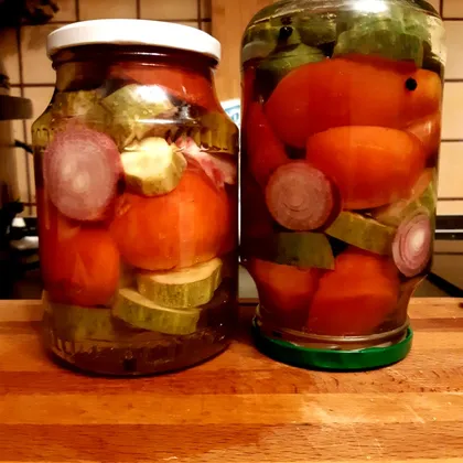 Огурцы и помидоры дольками в литровых банках