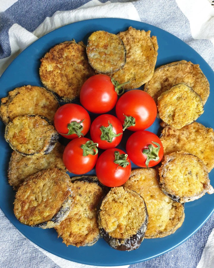 Баклажаны в кляре, с помидорами и сыром в духовке