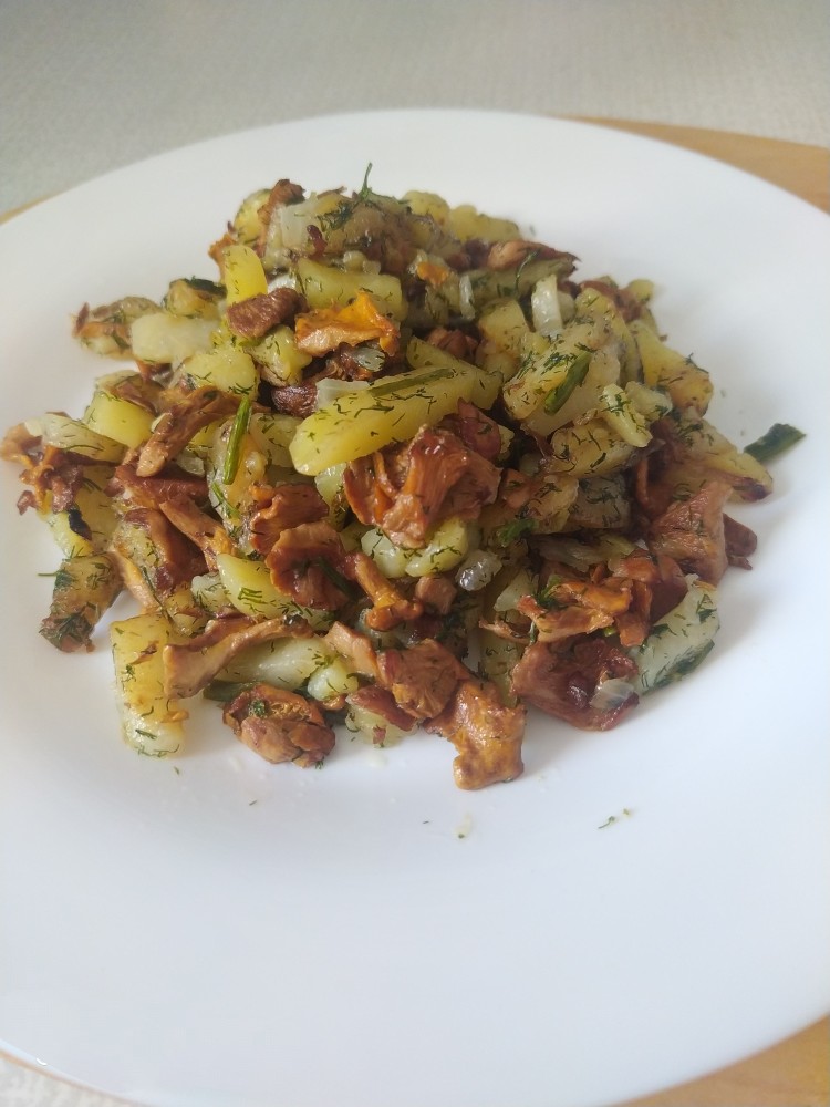 Жареная картошка с лисичками
