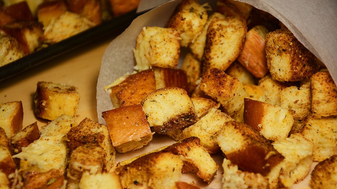 Сухарики с сыром в духовке — рецепт с пошаговыми фото и видео
