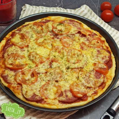 Пицца с колбасой, сыром и помидорами