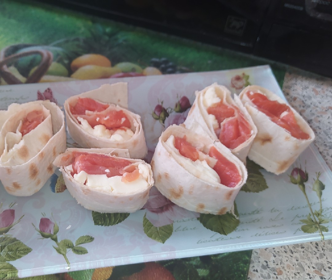 Тигровый рулет с красной рыбой