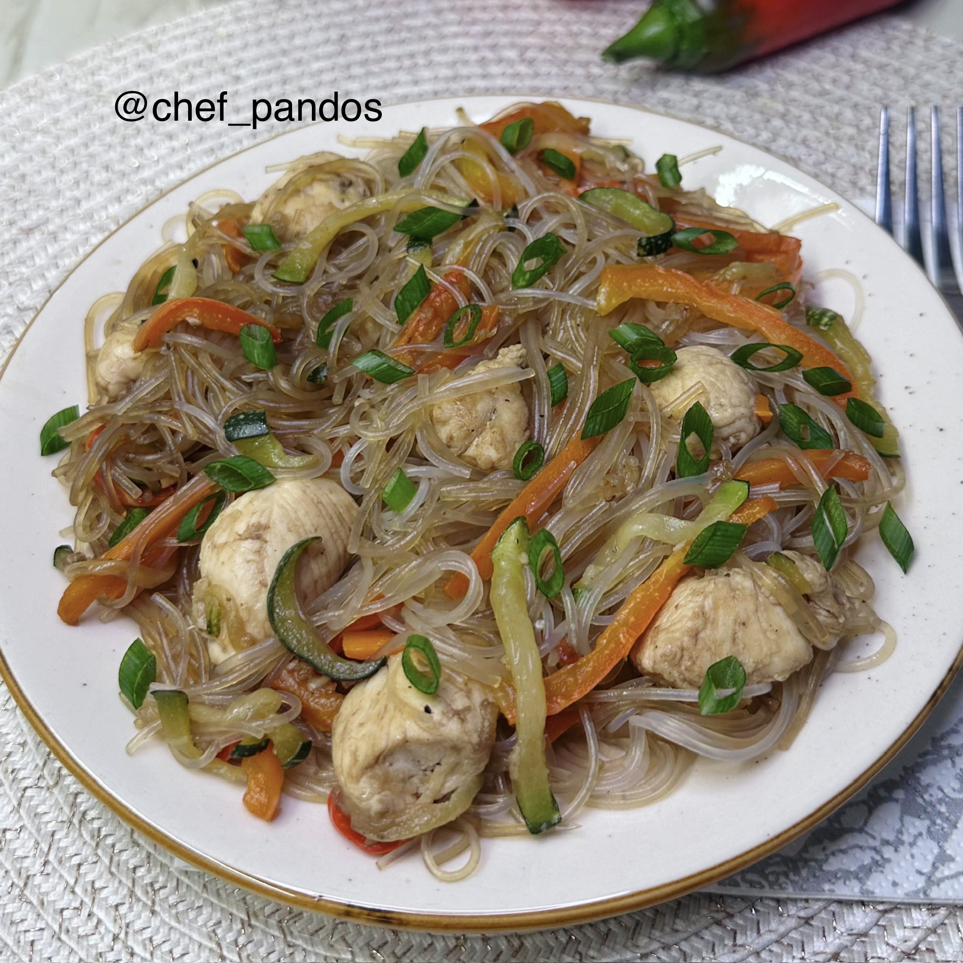 Фунчоза с курицей и овощами 