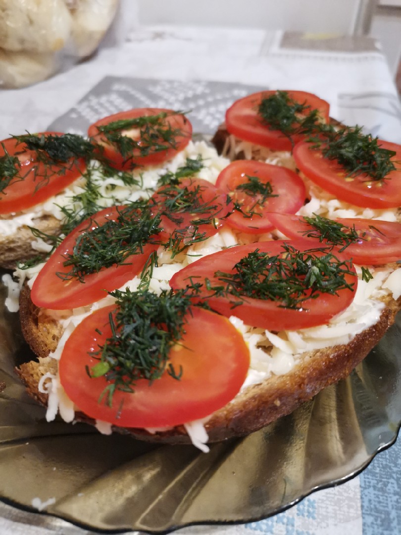 Гренки с сыром и помидорами