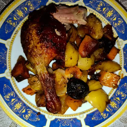 Утка в бальзамическом соусе с тыквой, яблоками и черносливом