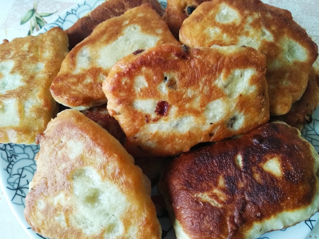 Постные пышки с яблоком и изюмом