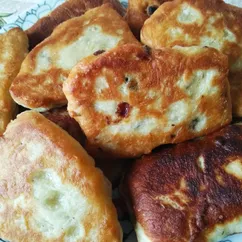 Постные пышки с яблоком и изюмом