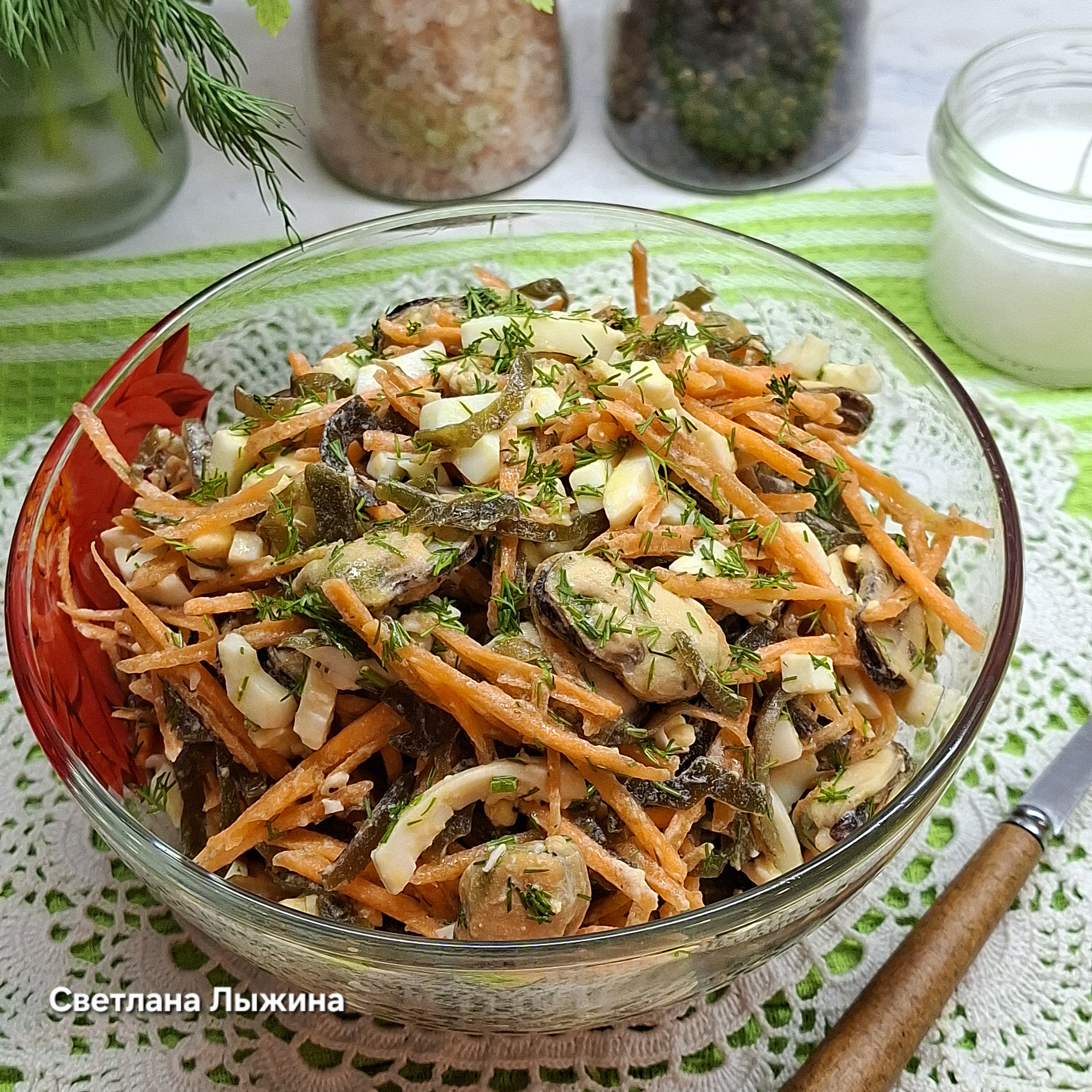 Салат с мидиями и морской капустой