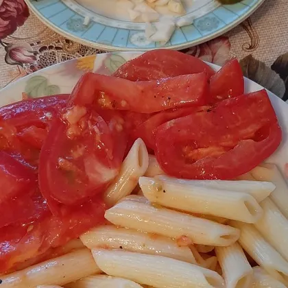 Макароны с салатом из помидоров )
