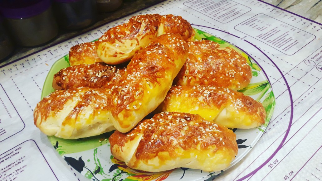 Сосиски в тесте с сыром и кунжутом