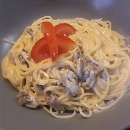Спагетти в сливочном соусе с грибами