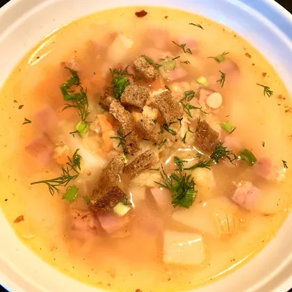 Гороховый суп на овощном бульоне с беконом и ржаными сухариками