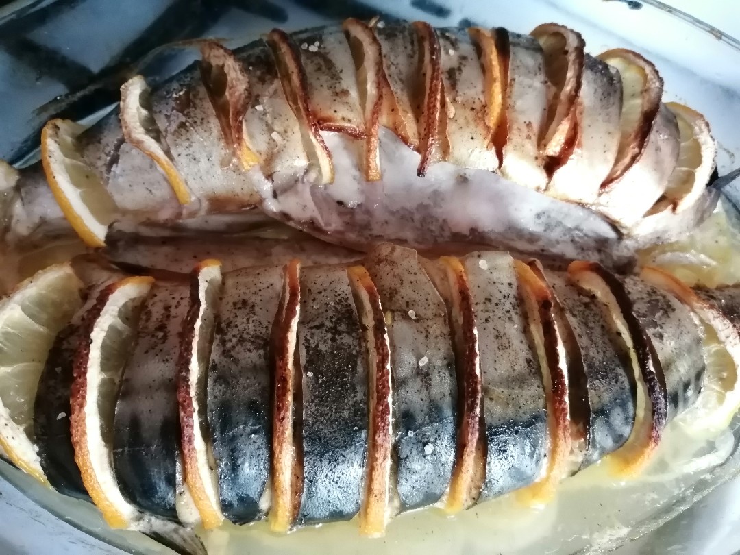 Скумбрия с лимоном на луковой подушке