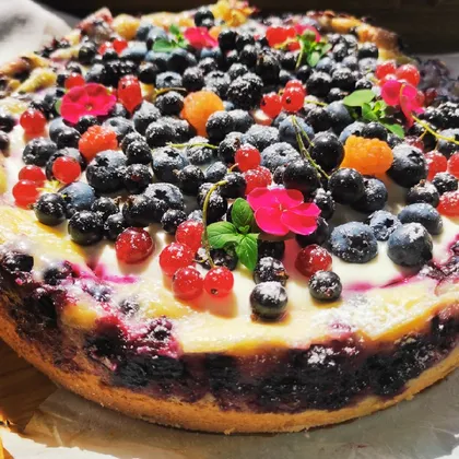 Пирог с творогом, ягодами и сметанной заливкой