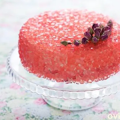 Торт с розовым желе