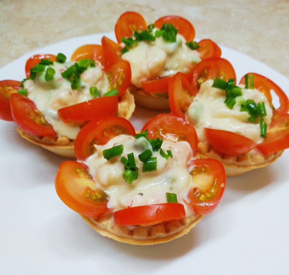 Салат «Цезарь» с жареными креветками: рецепт праздничного блюда к 8 Марта: пошаговый рецепт c фото