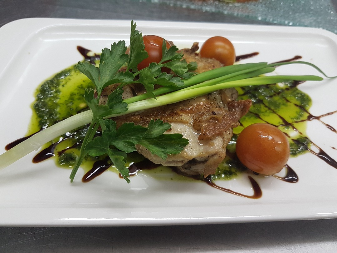 Маринованный окорочок с соусом сальса и песто