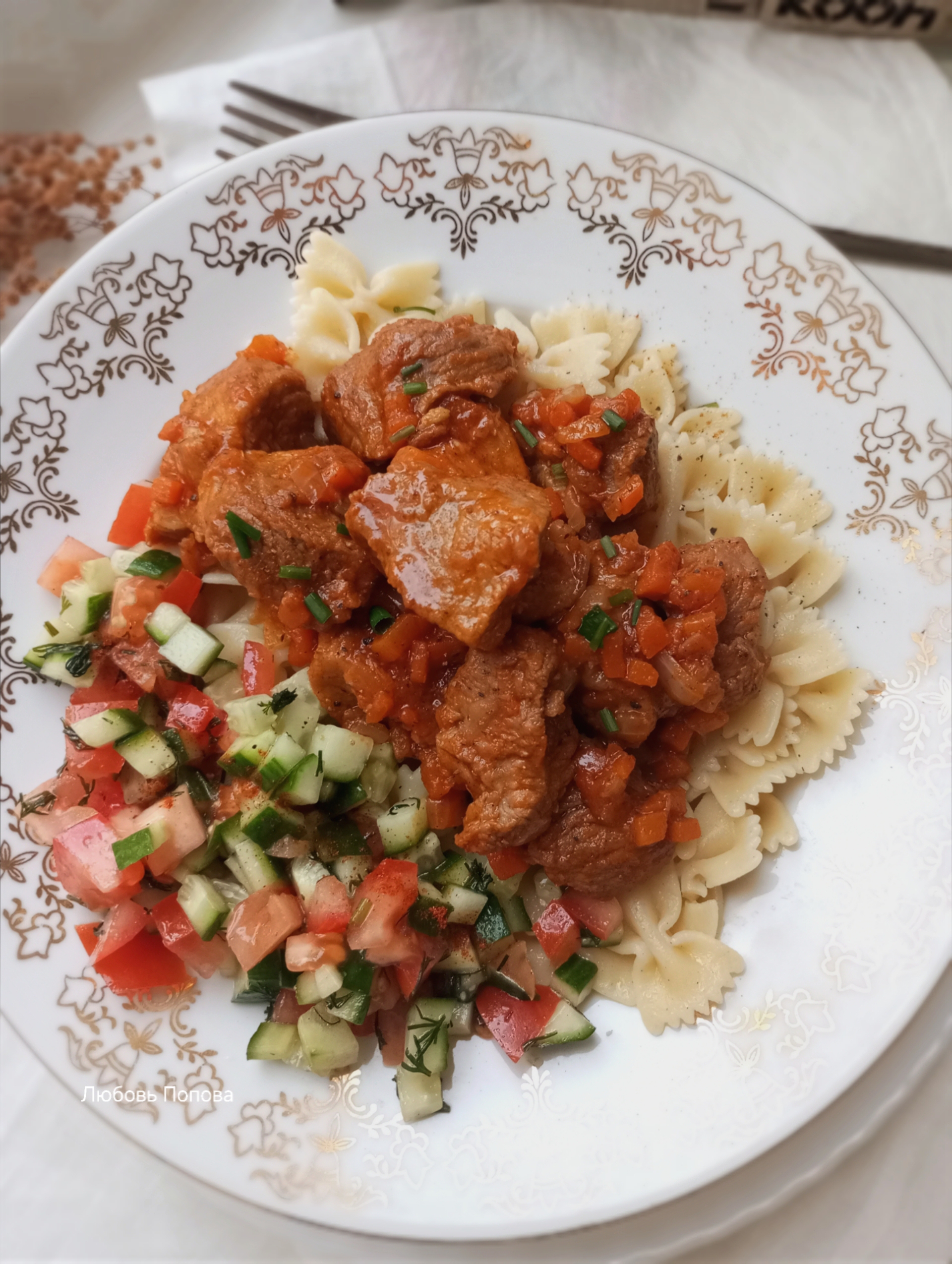 Поджарка из свинины с луком и морковью