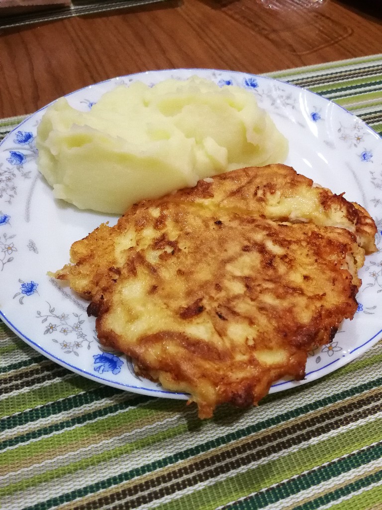 Отбивная из куриной грудки в духовке с сыром и черри