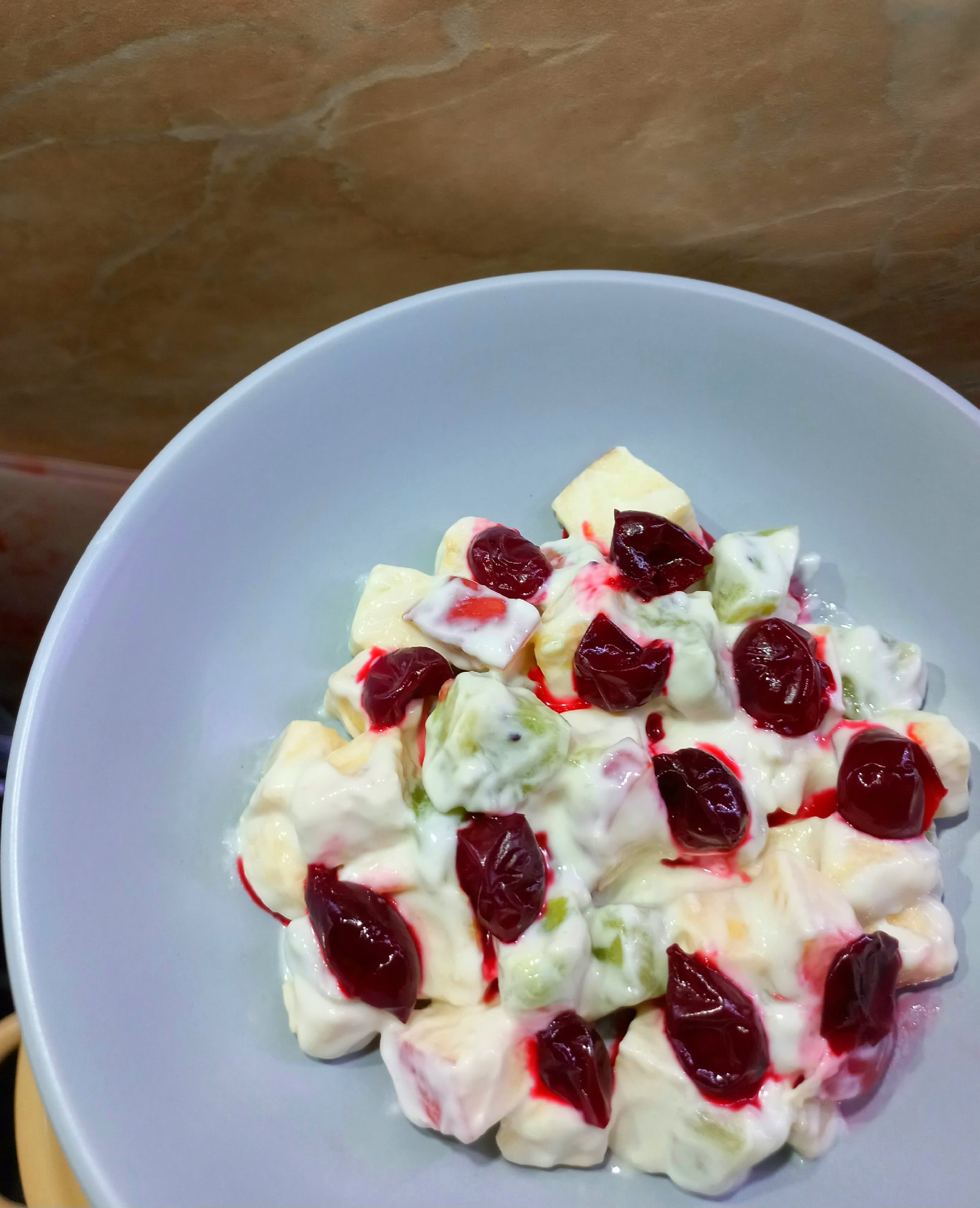 Салат с фруктами и вишней