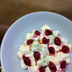 Салат с фруктами и вишней