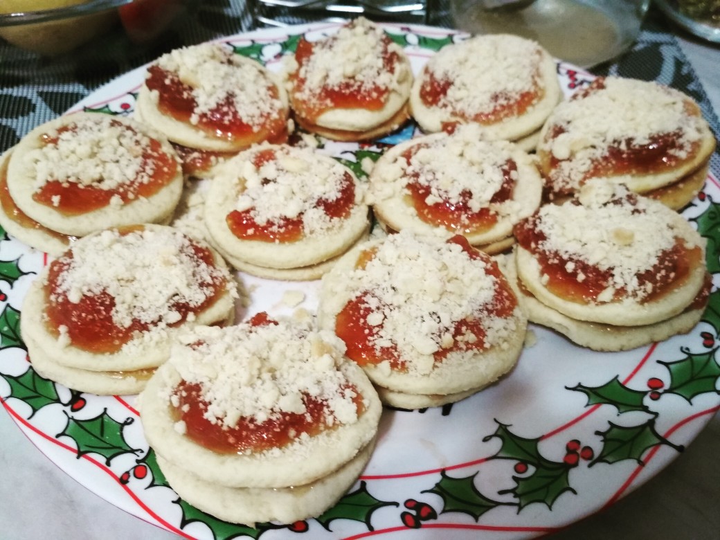 Пирожное с абрикосовым джемом