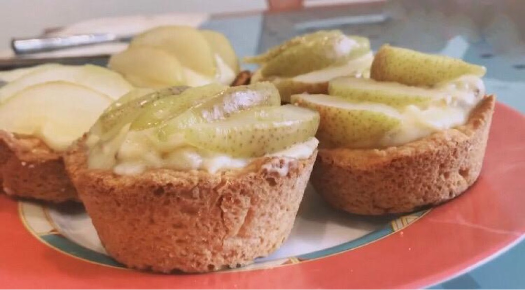 Тарталетки с заварным кремом и грушами