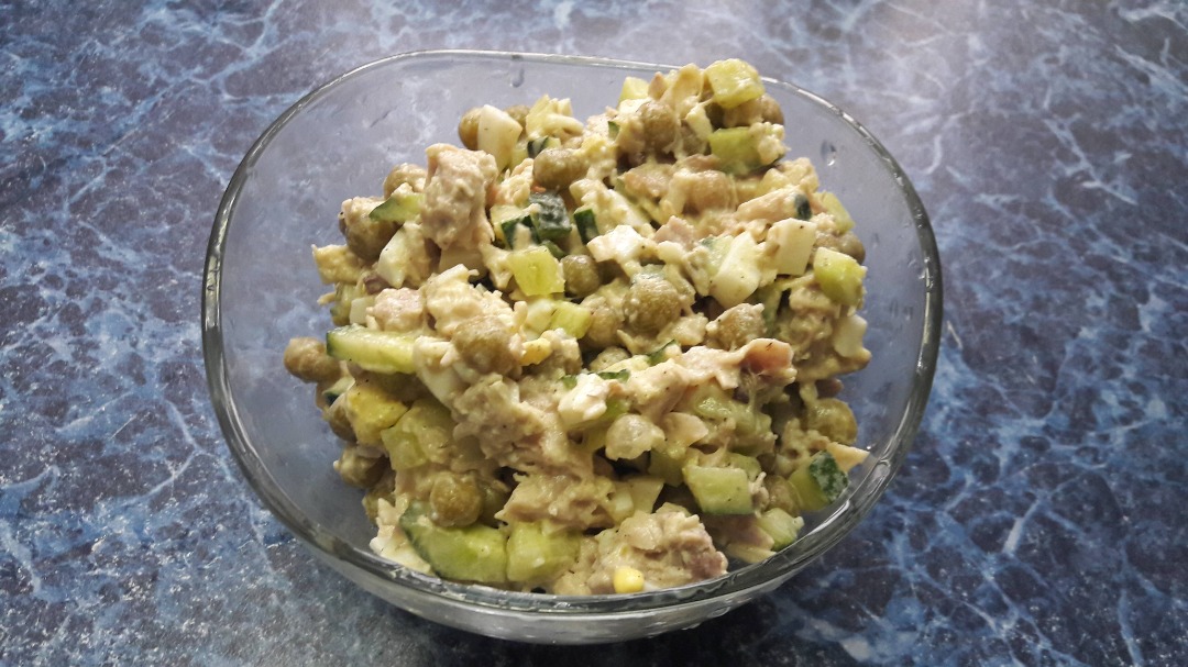 Рецепт салата с курицей, консервированным горошком и кукурузой