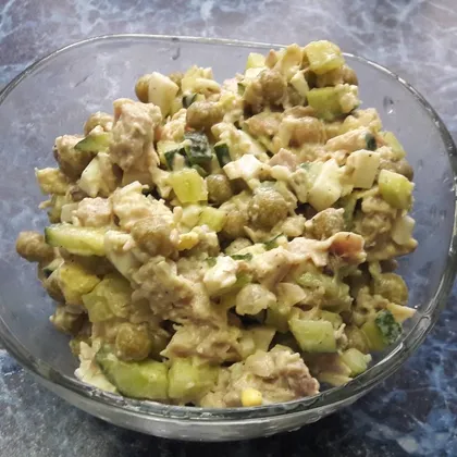 Простой Салат с Курицей и горошком