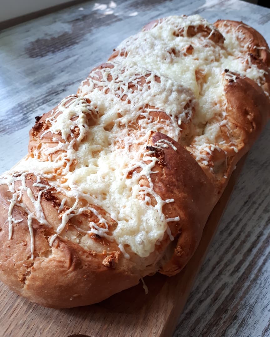 Закусочный батончик с чесночным маслом и сыром