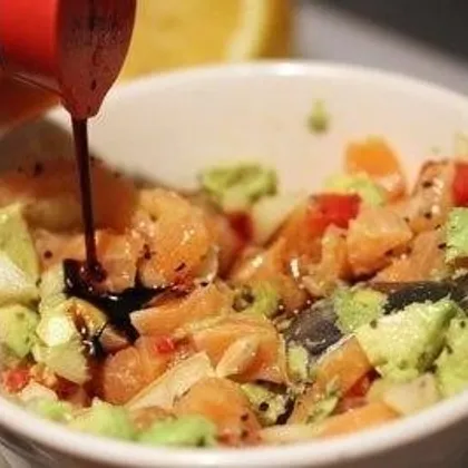 Салат с лососем и авокадо