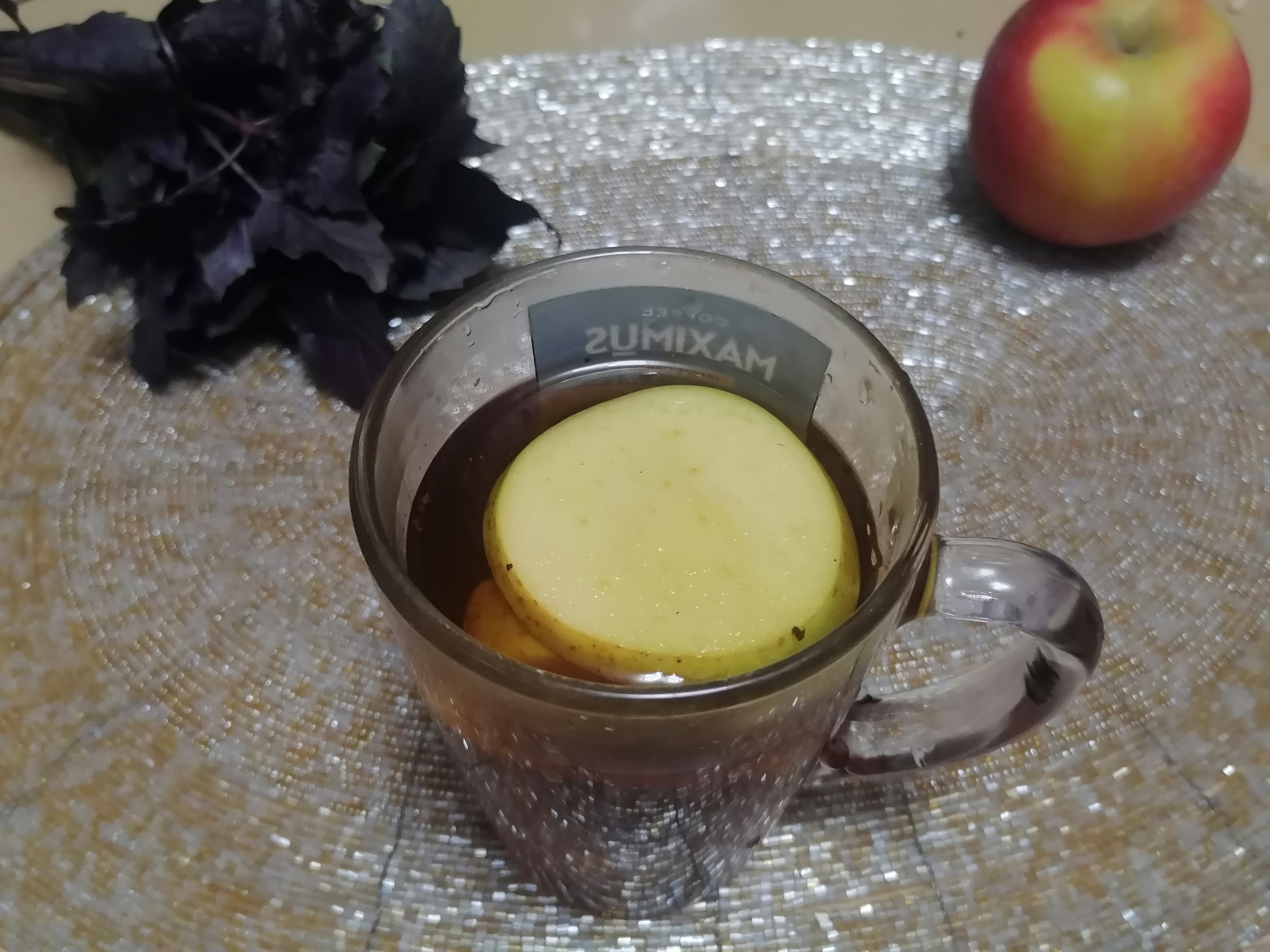 Чай с базиликом и яблоком