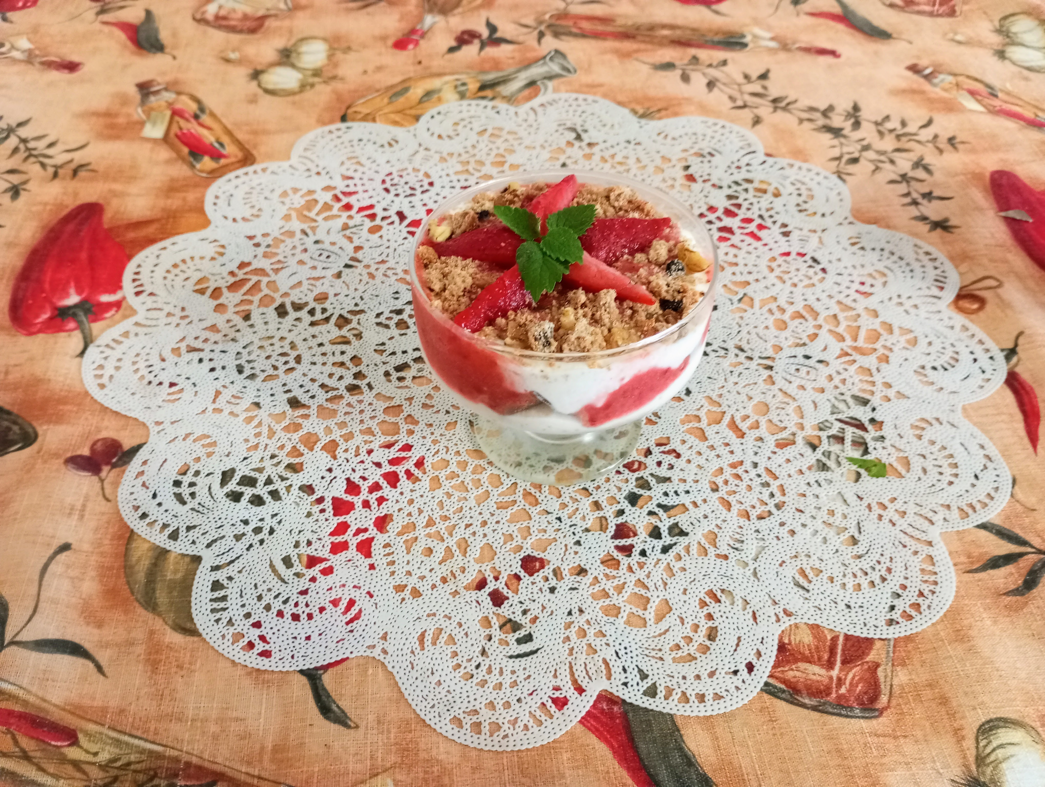 Творожно-банановый десерт с клубничным джемом 