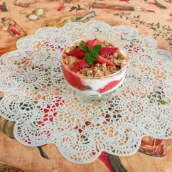 Творожно-банановый десерт с клубничным джемом 