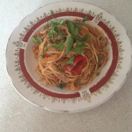 Спагетти с соусом лечо