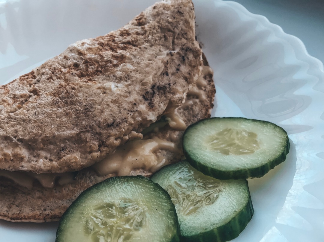 Овсяноблин с сырной начинкой и огурцом