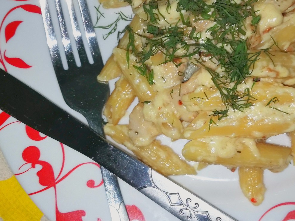 Макароны с курицей в сливочном соусе