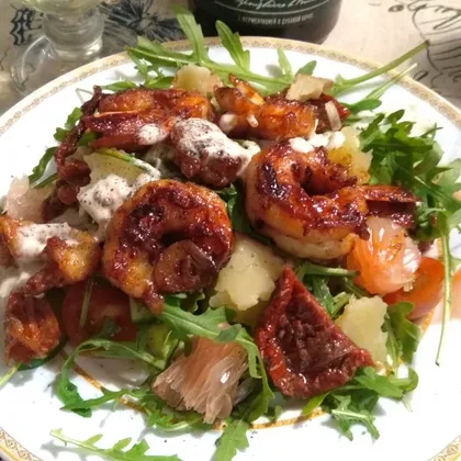 Теплый салат с лангустинами и креветками