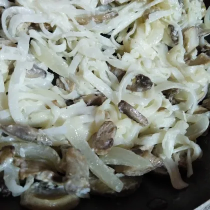 Рисовая лапша с грибами в сметанной заливке