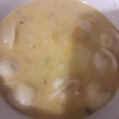 Суп с пельменями и сыром