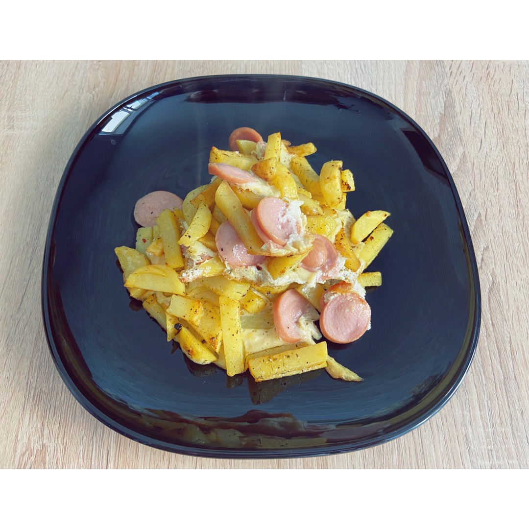 Жареный картофель с сосисками