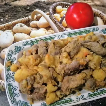 Тушёный картофель с шампиньонами и куриными желудками