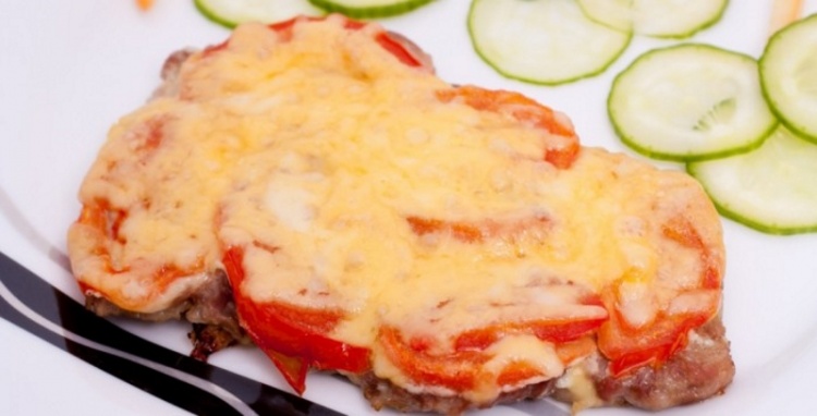 Картофель, запеченный со свининой и помидорами