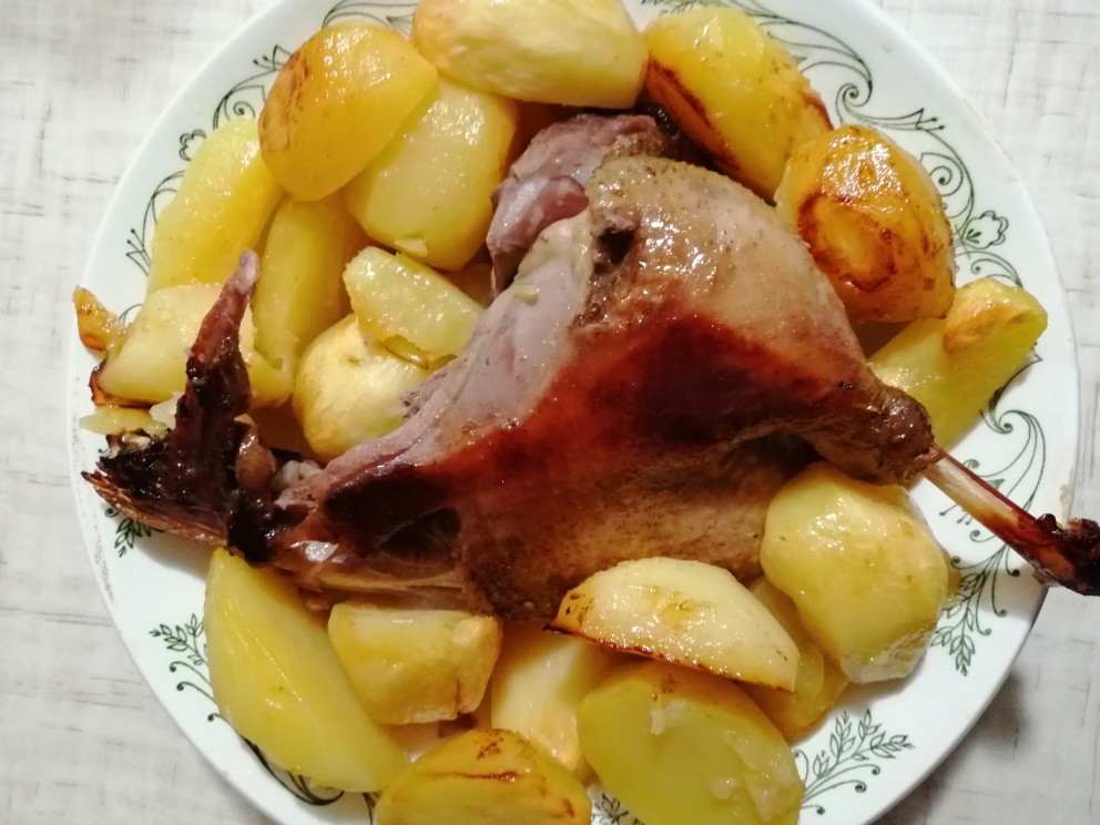 Утка, запеченная с картошкой в духовке в рукаве