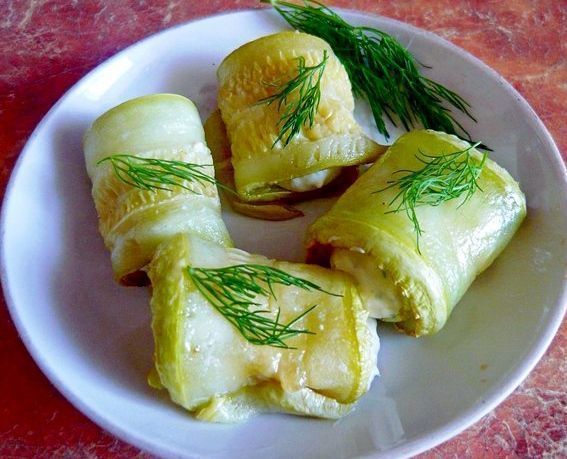 Закусочные рулетики из молодых кабачков
